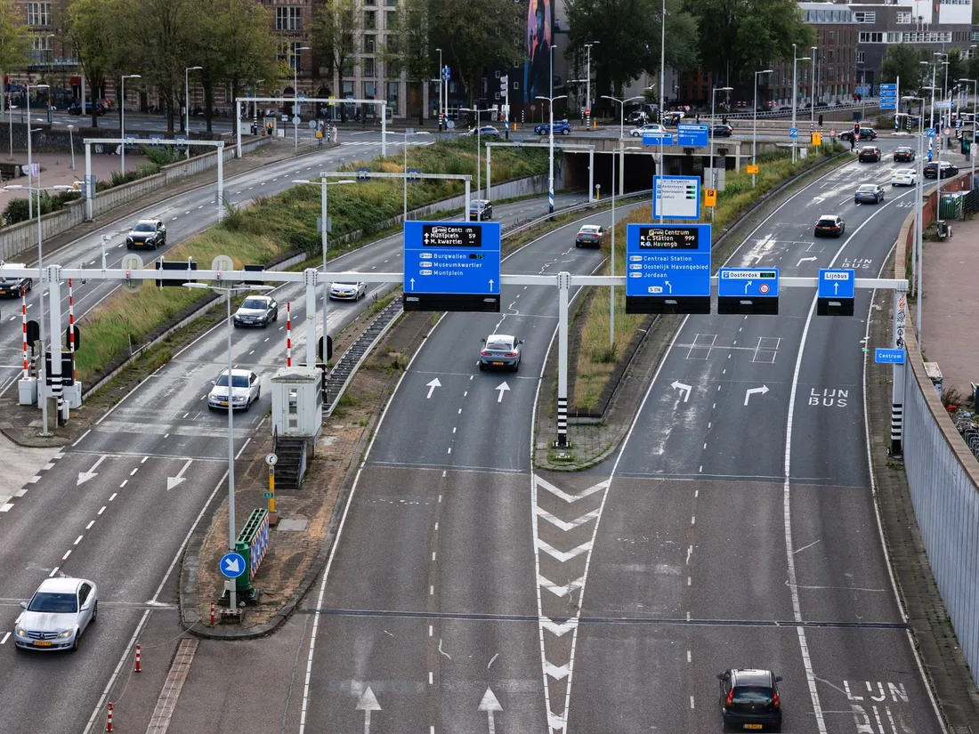 Druk kruispunt met blauwe bewegwijzering, zoals op de examenroutes rond Haarlem