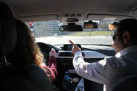 Rijles bij Rijschool Hartewens: instructeur Murat Erbudak geeft uitleg in de lesauto