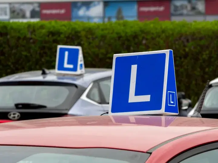 Lesauto's met een L-bord: vanaf 16,5 jaar mag je beginnen met rijles