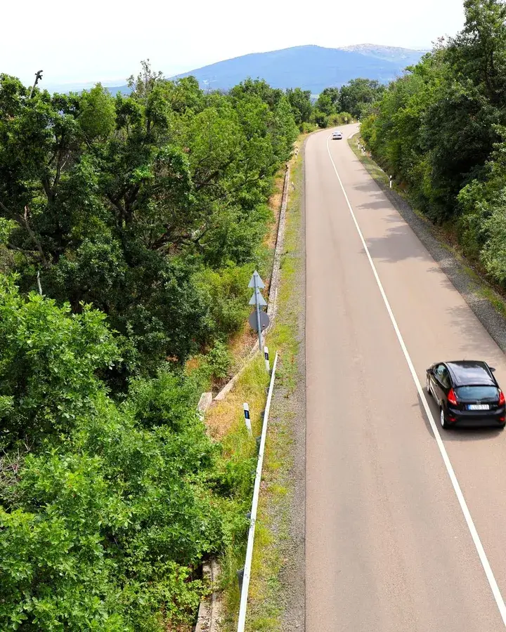Auto op een rustige weg van bovenaf gezien